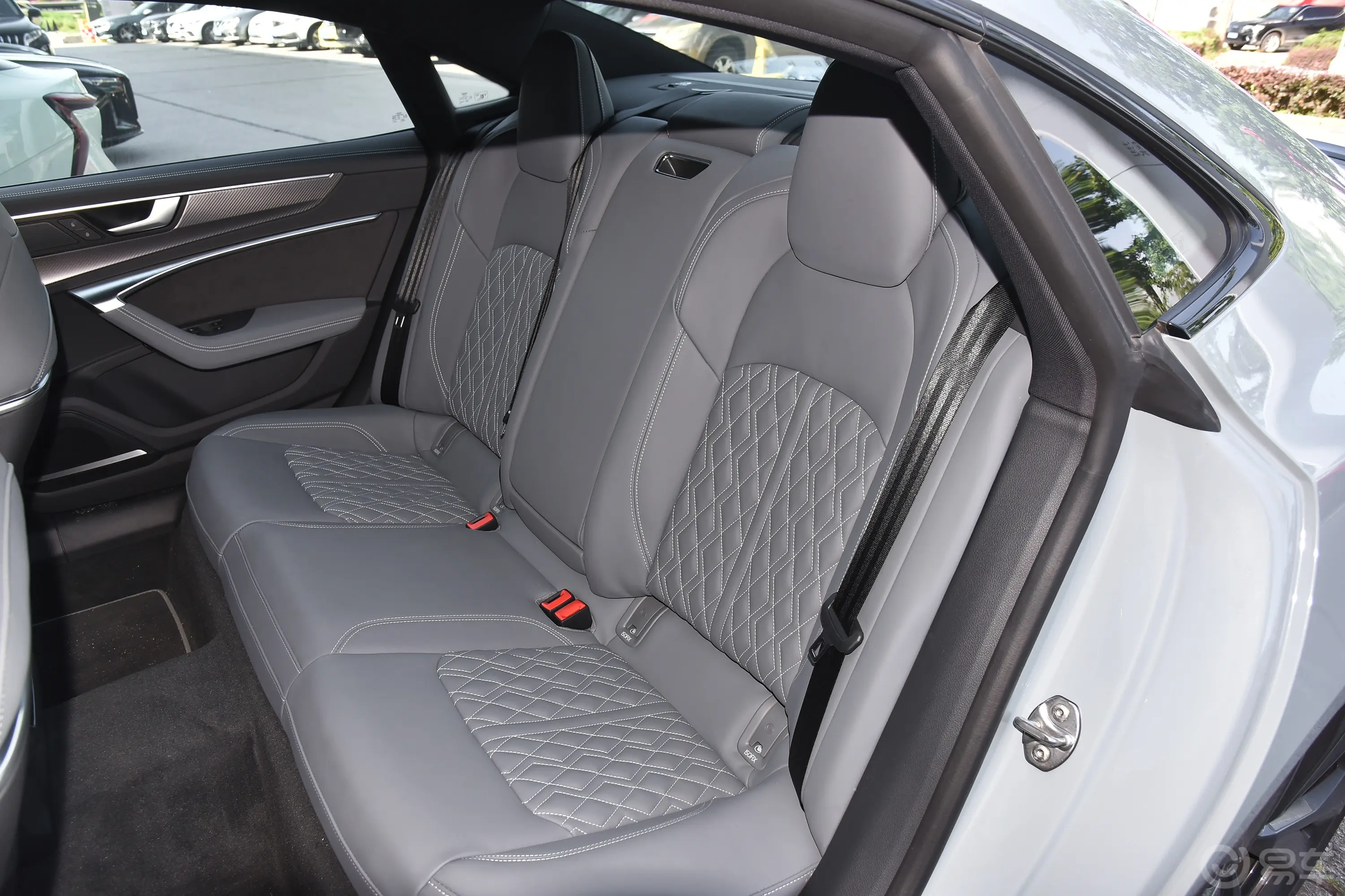 奥迪A7L45 TFSI quattro RS套件竞速版后排座椅
