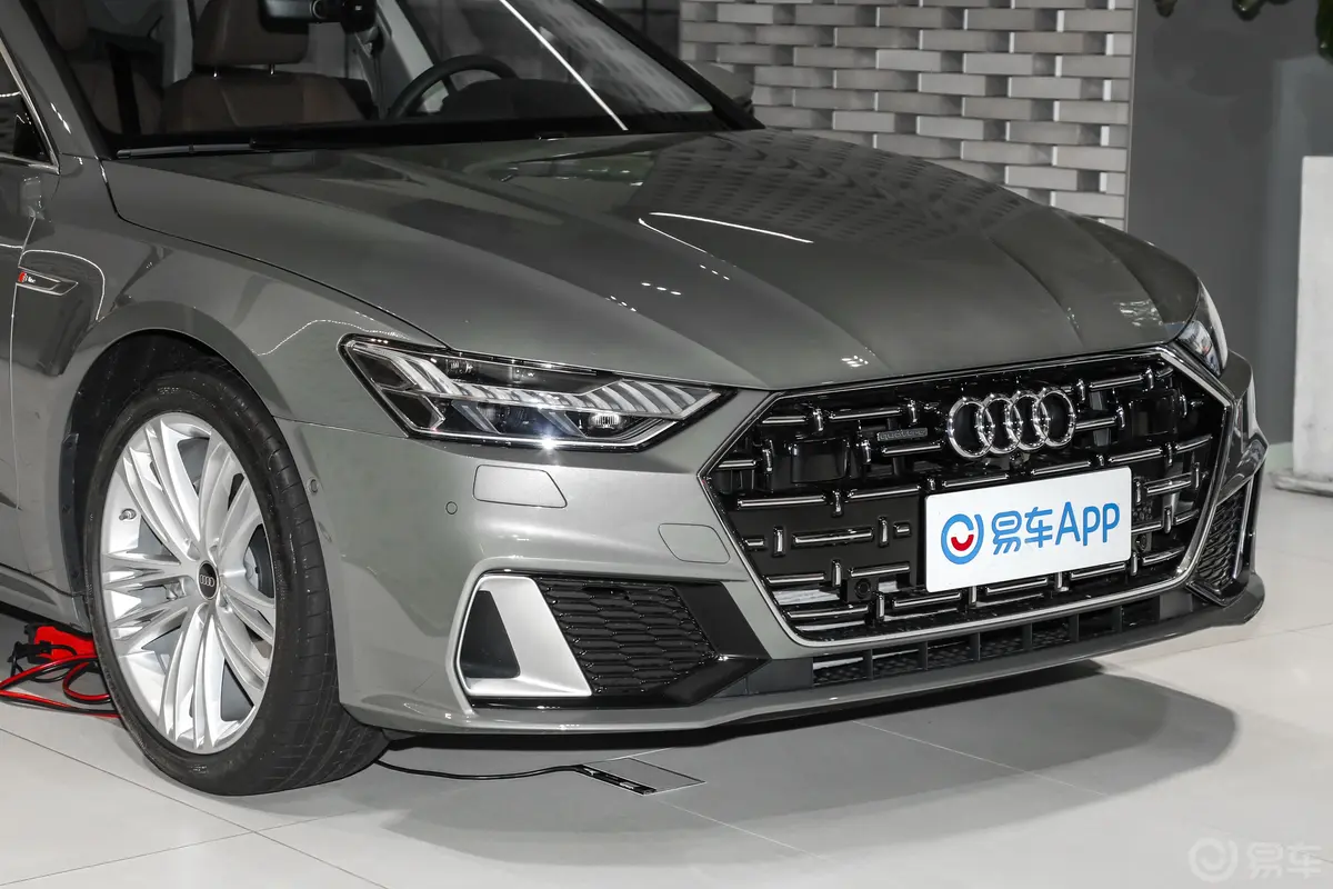 奥迪A7L45 TFSI quattro 奢享型前格栅侧俯拍