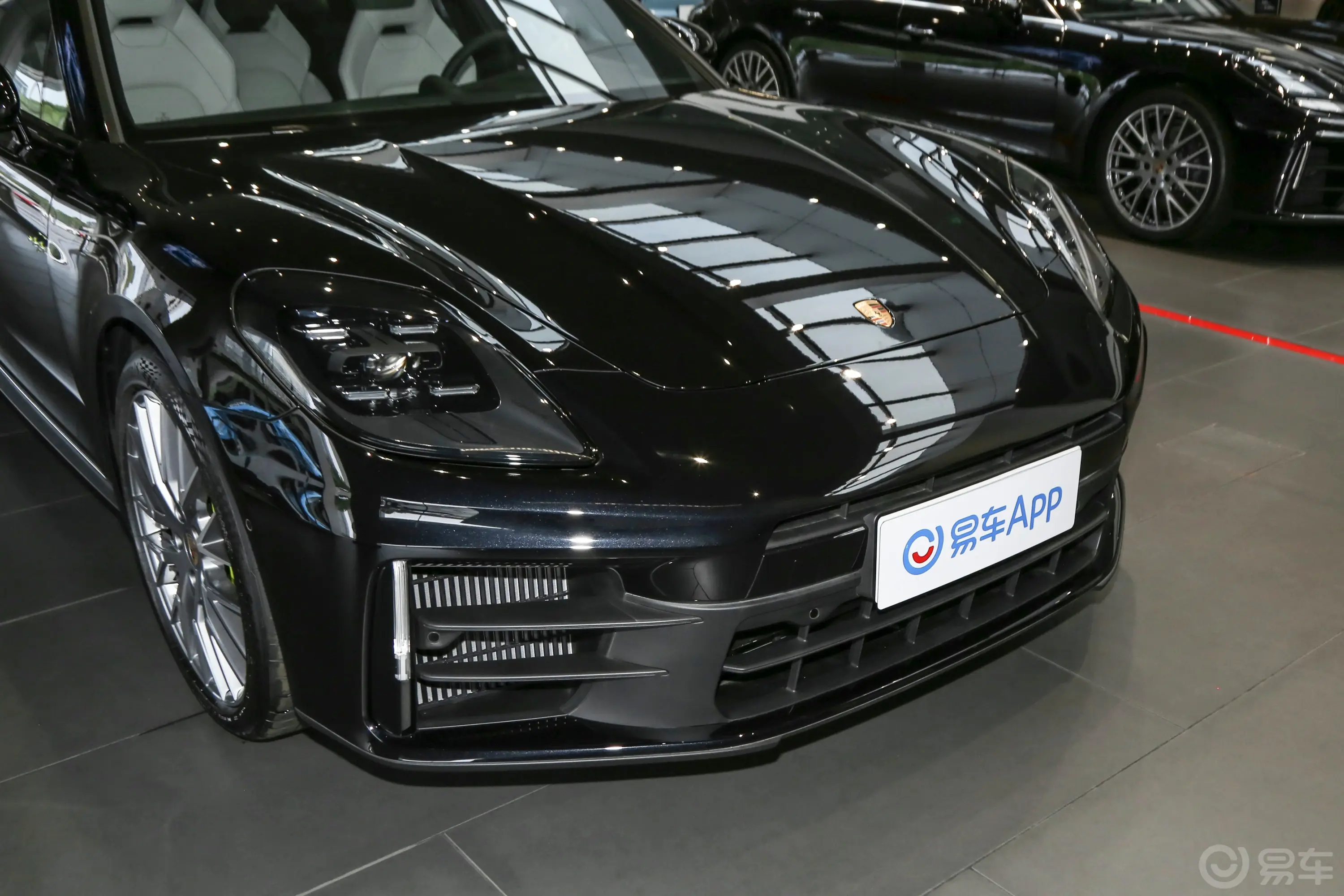 Panamera E-HybridPanamera 4 行政加长版 2.9T前格栅侧俯拍