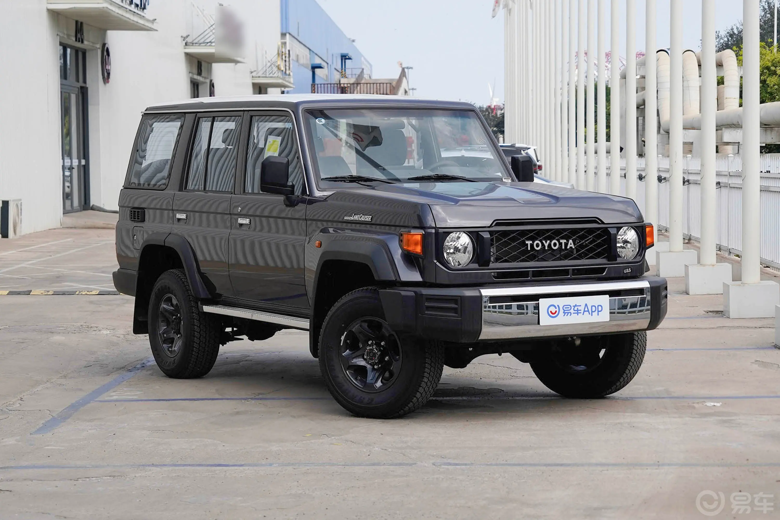 兰德酷路泽(进口)LC76 4.0L 汽油版侧前45度车头向右水平