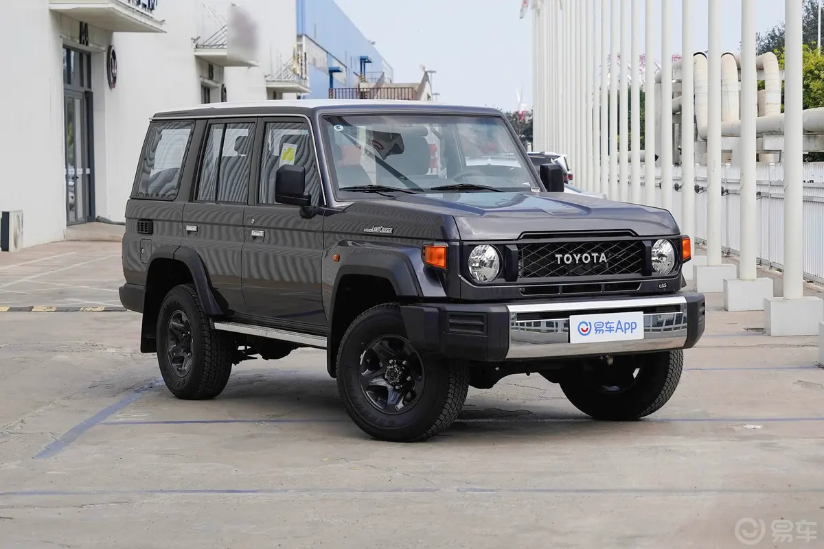 兰德酷路泽(进口)LC76 4.0L 汽油版侧前45度车头向右水平