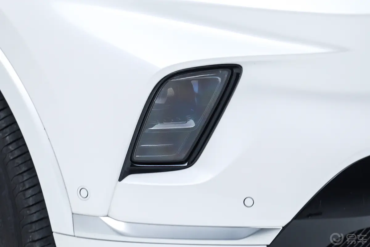 别克E5620km 尊享版大灯侧45度俯拍