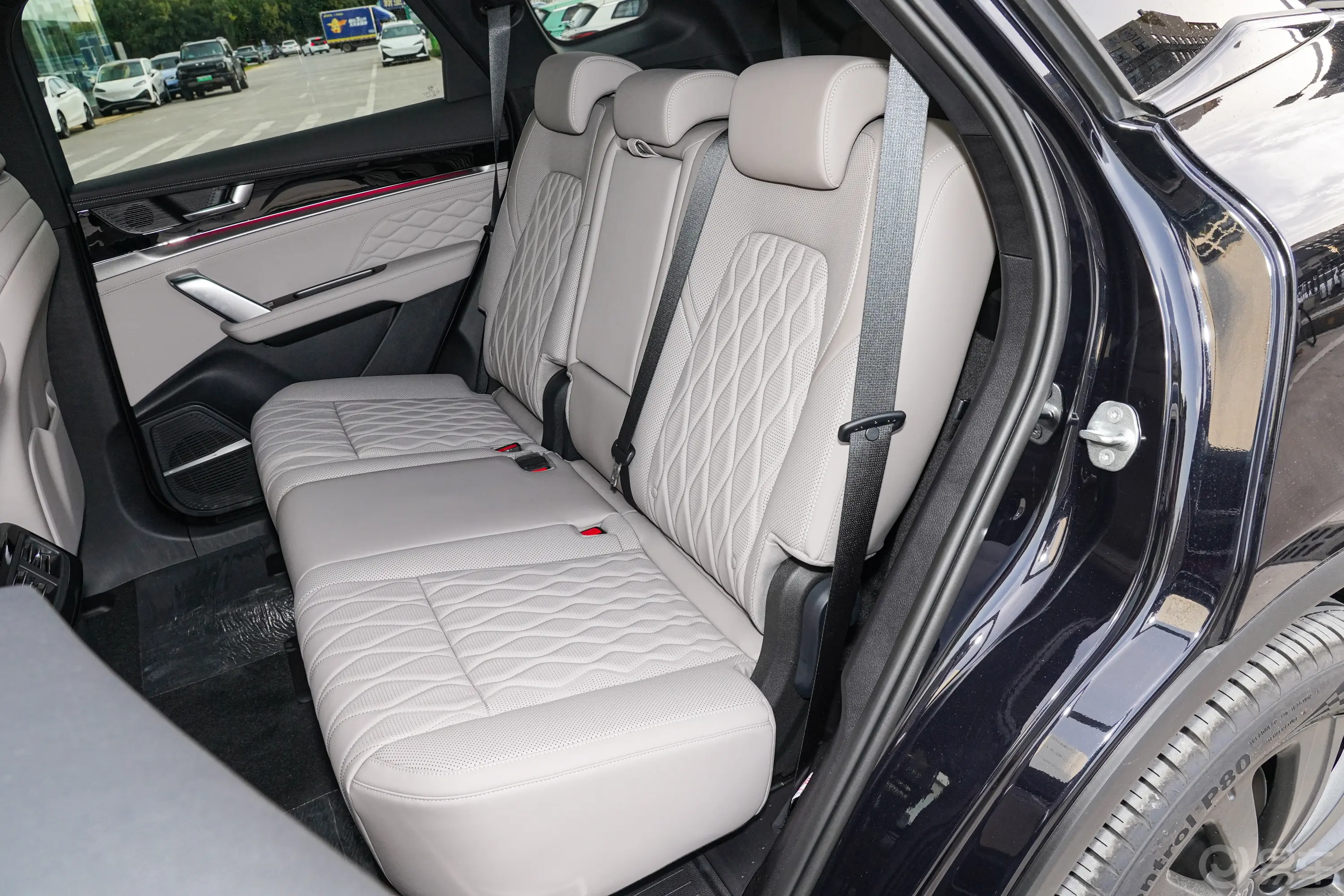 唐DM-i 智驾版 1.5T 175km 尊贵型后排座椅