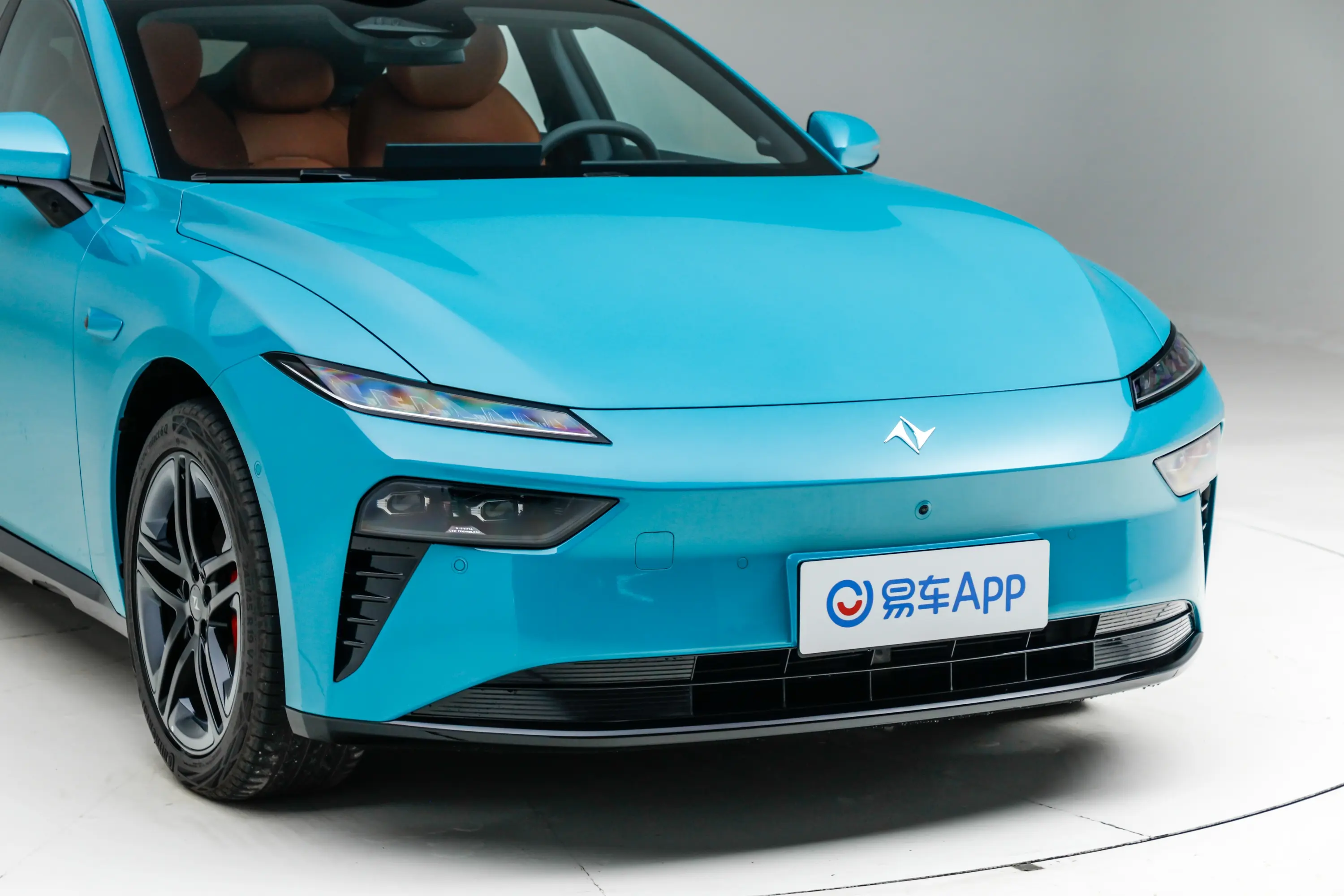 【奕派007007+ 纯电版 650 后驱Ultra+激光雷达版前格栅侧俯拍图片-汽车图片大全】-易车