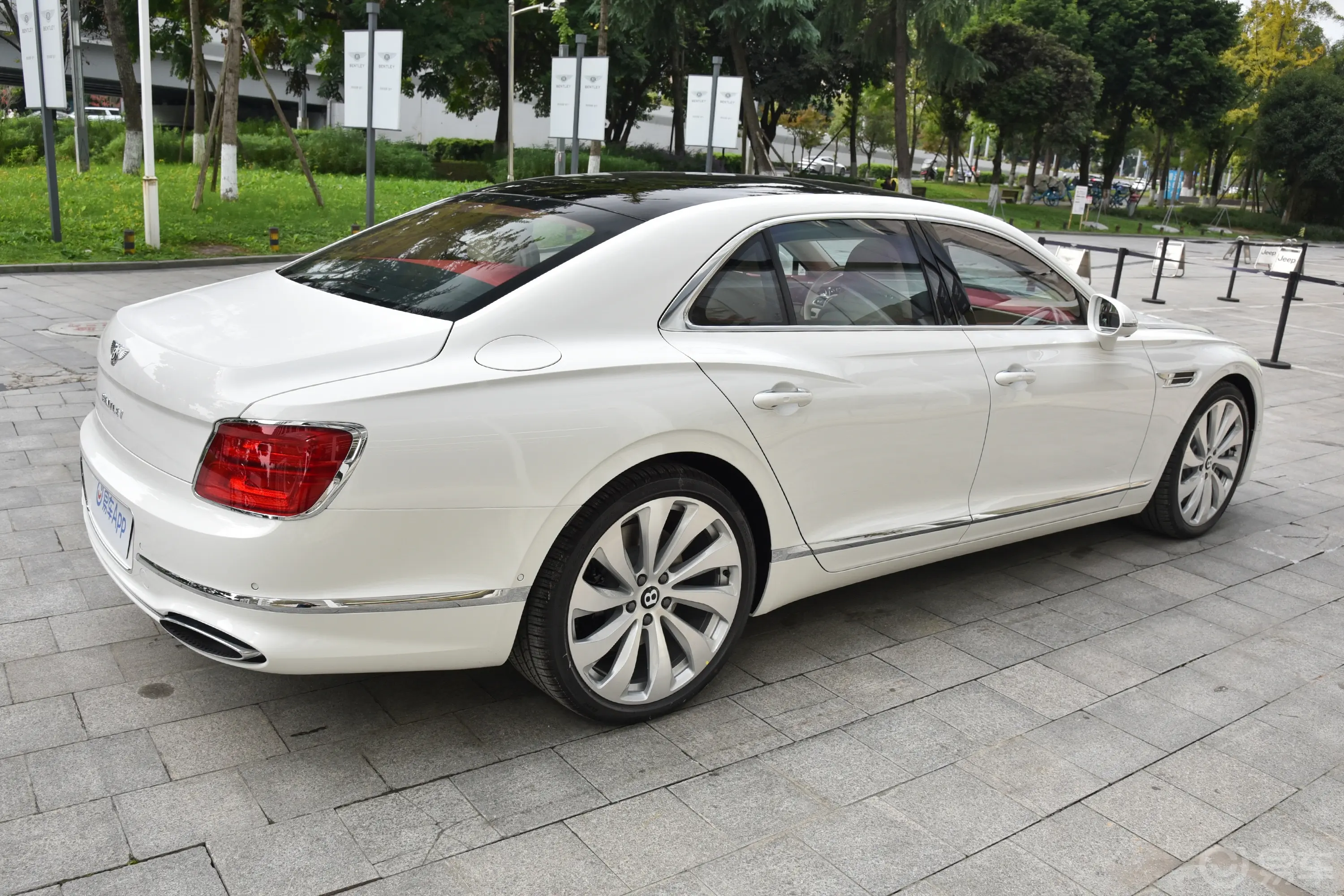 【飞驰 插电混动4.0T V8正侧车头向右水平图片-汽车图片大全】-易车