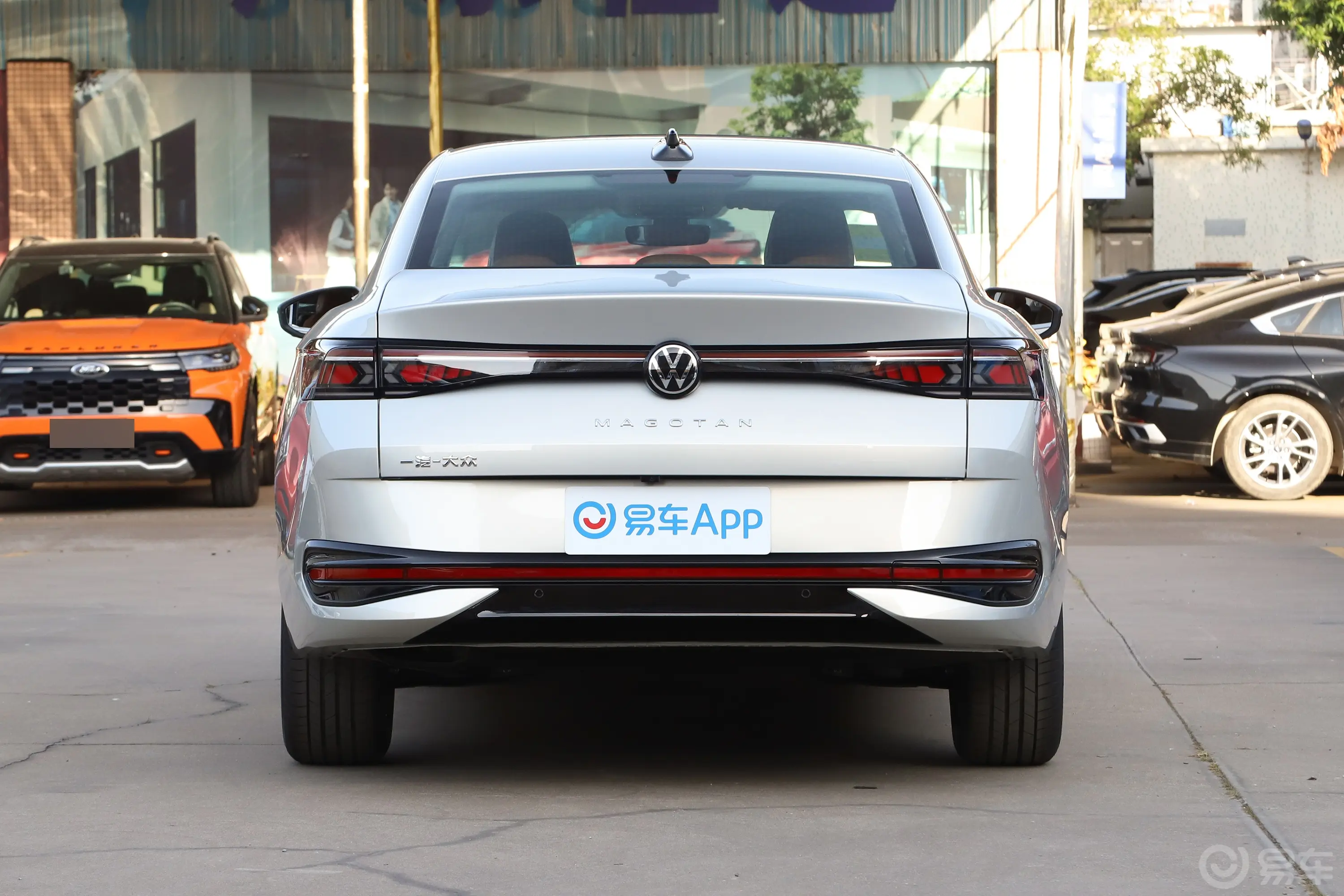 迈腾300TSI 尊享版显眼包正后水平