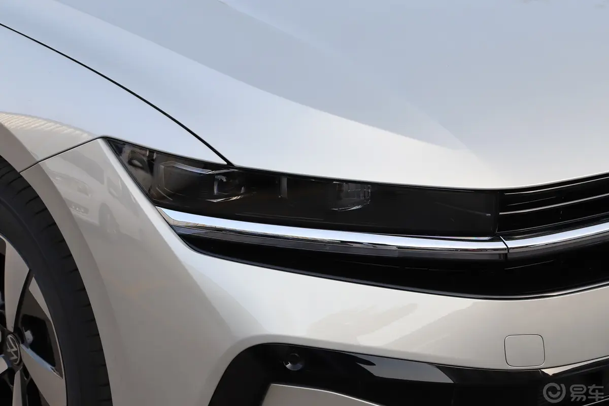 迈腾300TSI 尊享版显眼包大灯侧45度俯拍