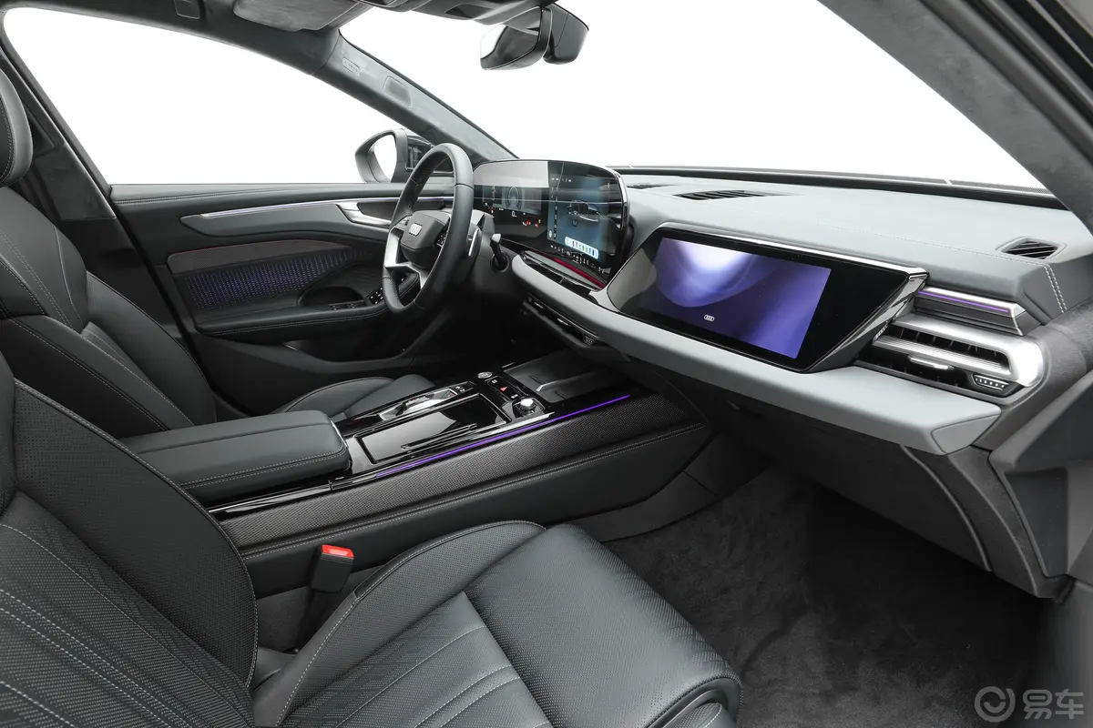 奥迪A6L2.0T quattro尊享致雅型内饰全景副驾方向