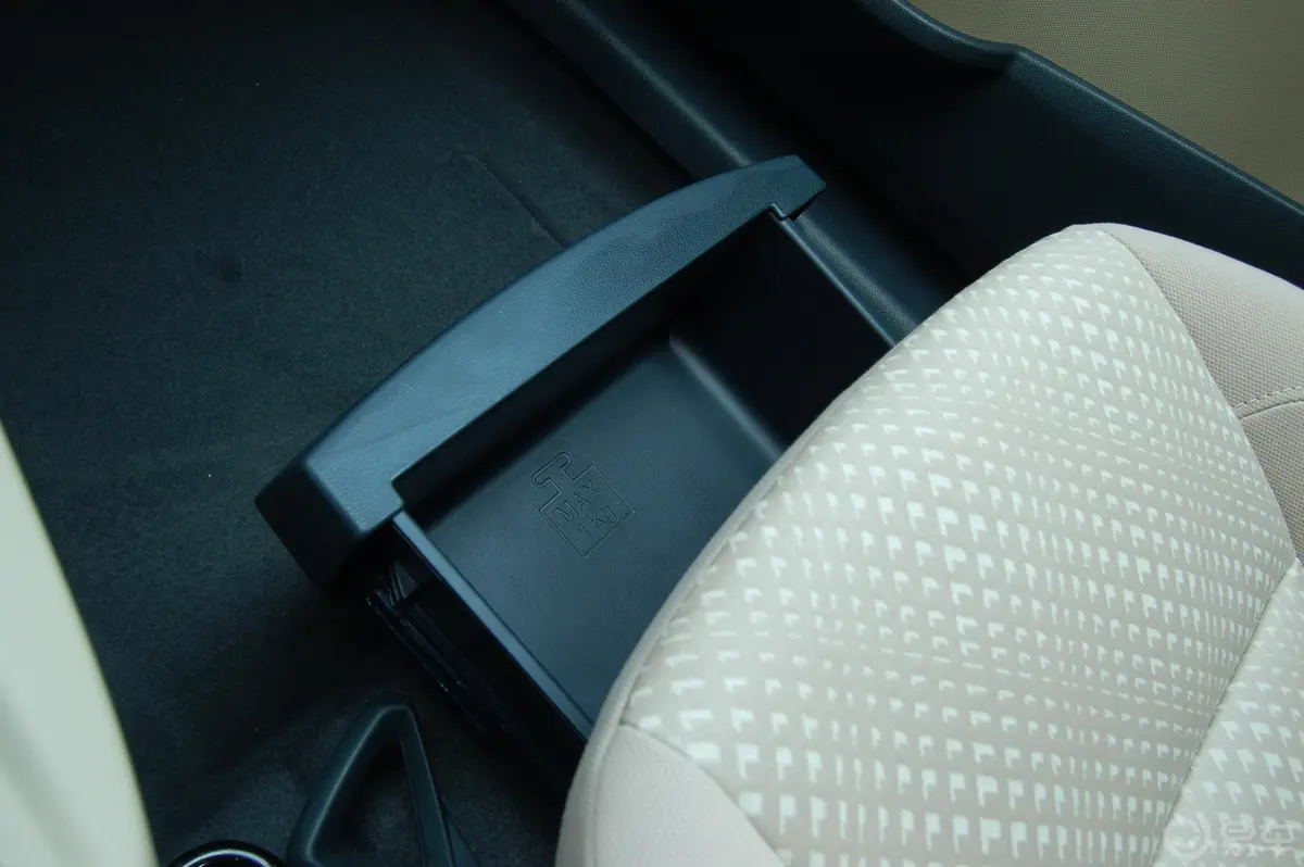 嘉年华三厢 1.5L自动时尚型副驾驶座椅下储物箱
