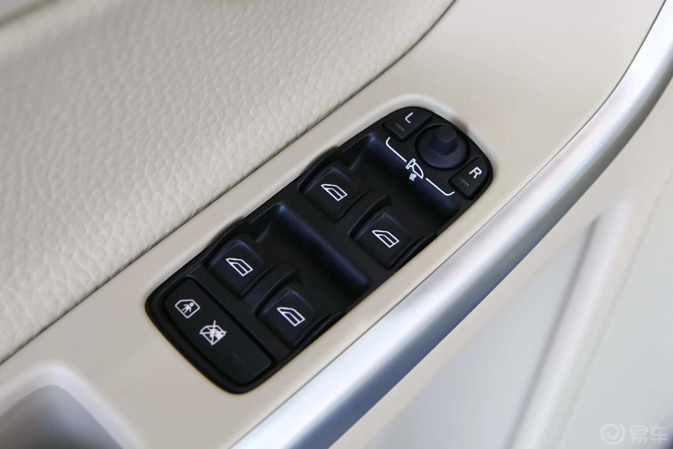 沃尔沃XC60(进口)T6 AWD 智雅版电窗控制键