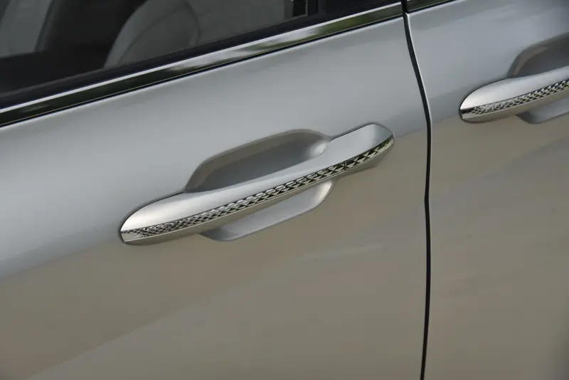 素在车侧也有着相当多的体现，比如车门把手、黑色的侧裙、后视镜等等。