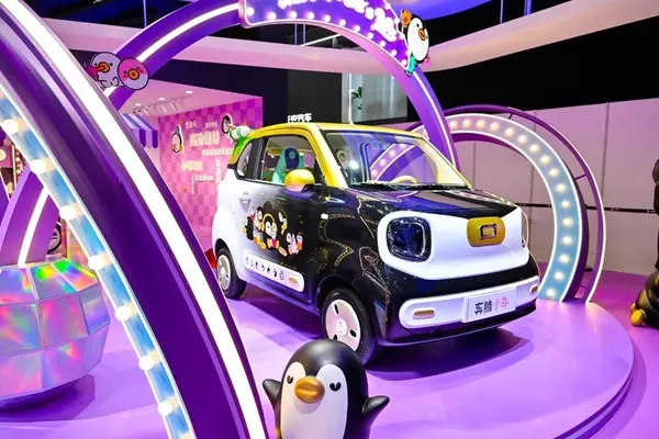 紫色的玩具汽车

低可信度描述已自动生成