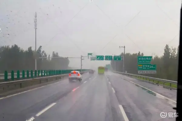 驾车实用技巧与实用常识：大雨天跑高速，尽量不要长时间走超车道-有驾