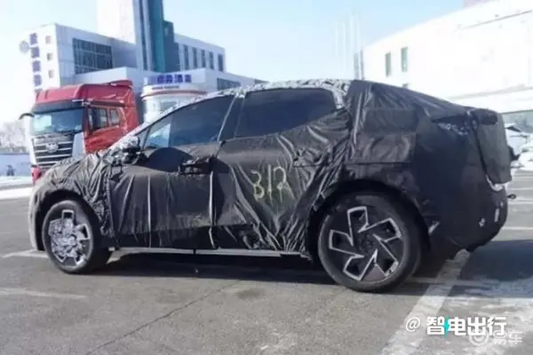 领克3款全新车曝光纯电/插混都有 4月发布旗舰轿车-图5
