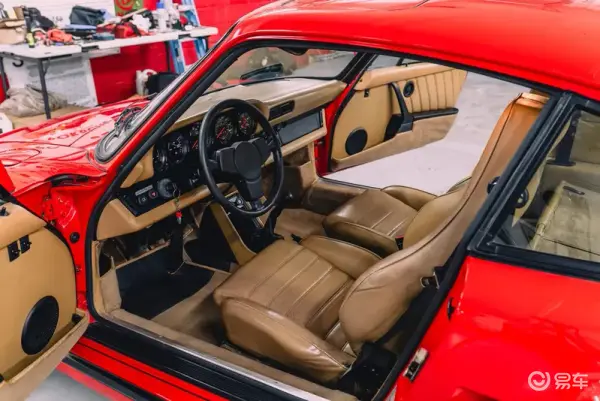 这台老保时捷 911 Turbo拥有稀有的弹跳车灯(图9)