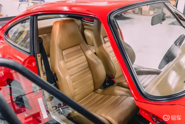 这台老保时捷 911 Turbo拥有稀有的弹跳车灯(图10)