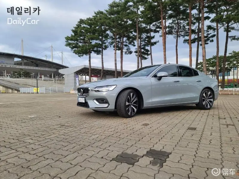 沃尔沃S60 B5 AWD：简洁风格的运动轿车(图1)