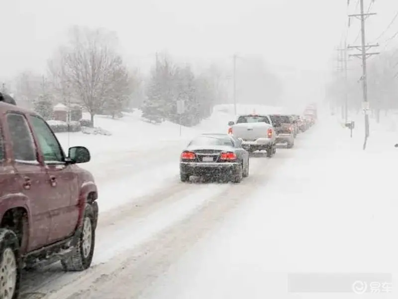 在雨雪天气，防滑链的使用对行驶中汽车的安全起到哪些作用？-有驾