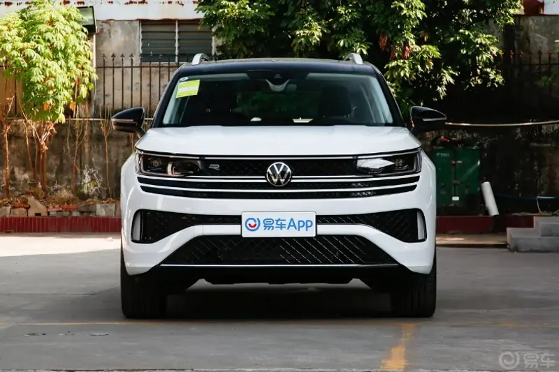 汽车停在路上<br />
<br />
描述已自动生成