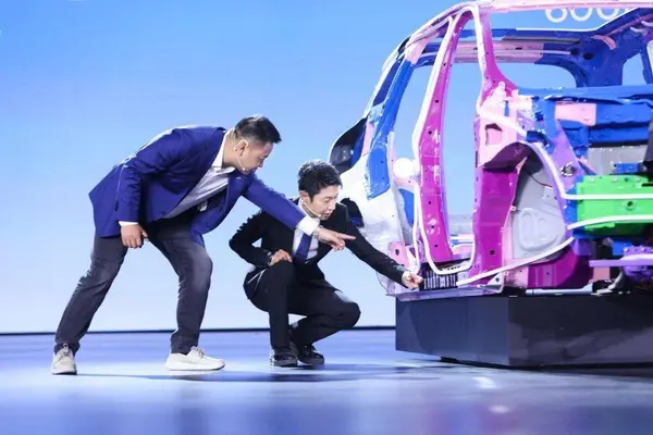 图片包含 户外, 路, 男人, 水

描述已自动生成