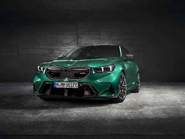 BMW_G60_Studio_34Front