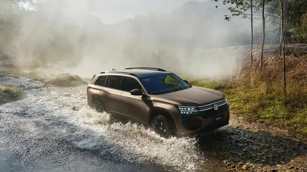 A car driving through water

Description automatically generated