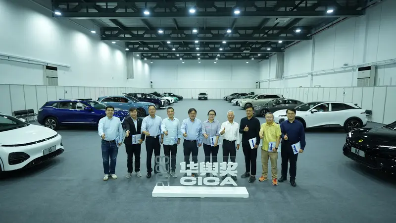 一群人站在室内

中度可信度描述已自动生成